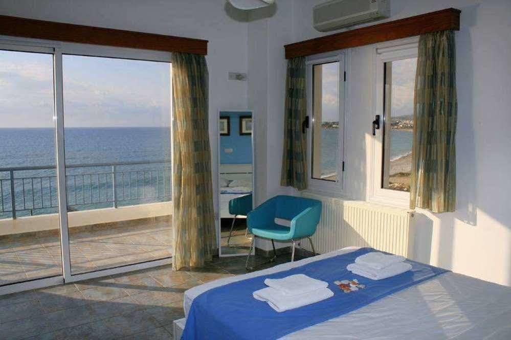 Paphos Blue Coral Beach Villas מראה חיצוני תמונה