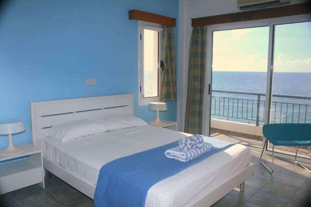 Paphos Blue Coral Beach Villas מראה חיצוני תמונה