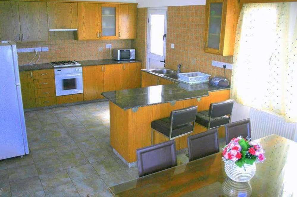Paphos Blue Coral Beach Villas מראה חיצוני תמונה